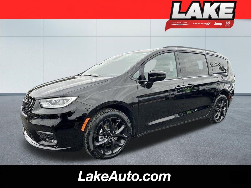 2026 Chrysler Pacifica Select in Diamond Black Crystal Pearl-Coat Exterior Paint — front three-quarter view