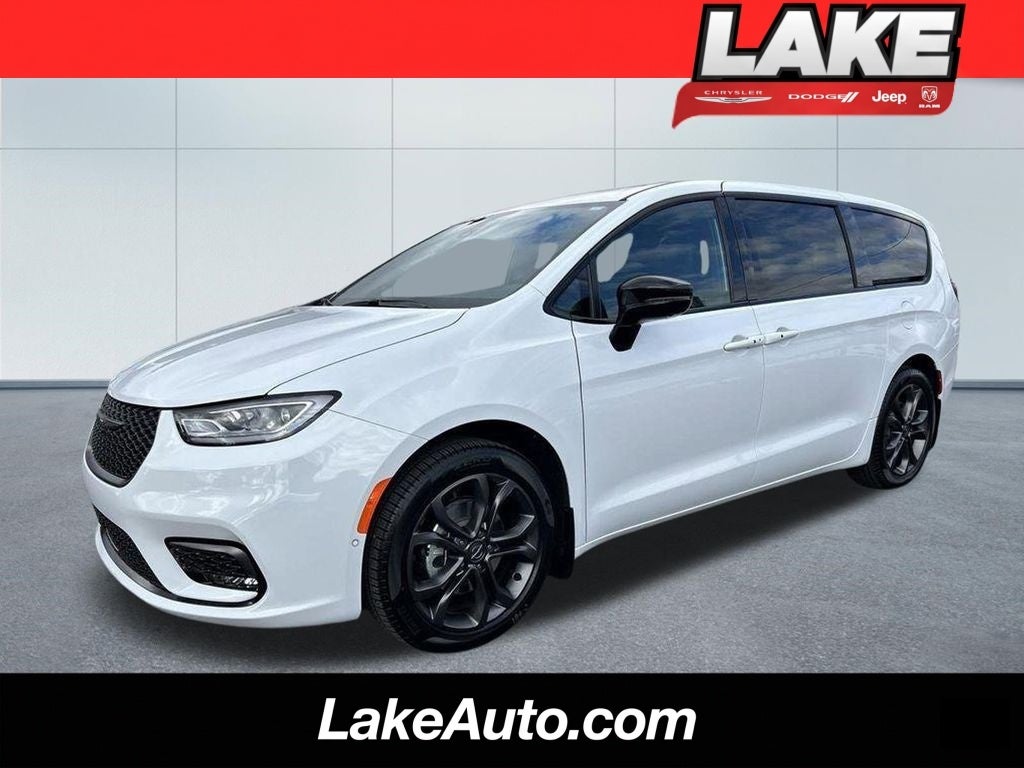 2026 Chrysler Pacifica Select in Bright White Clear-Coat Exterior Paint — front three-quarter view